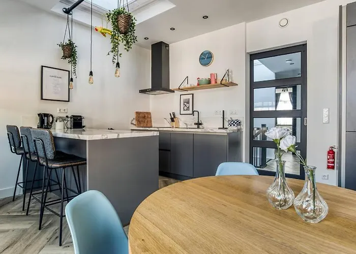 Hosted By Wendy Willem 3 لاهاي