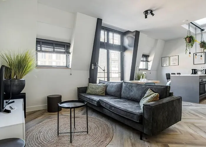 Hosted By Wendy Willem 3 لاهاي