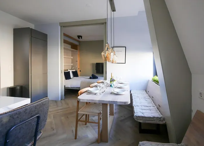 Hosted By Wendy Willem 3 *