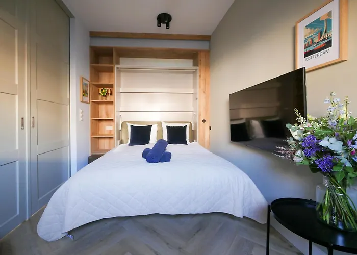 Hosted By Wendy Willem 3 *