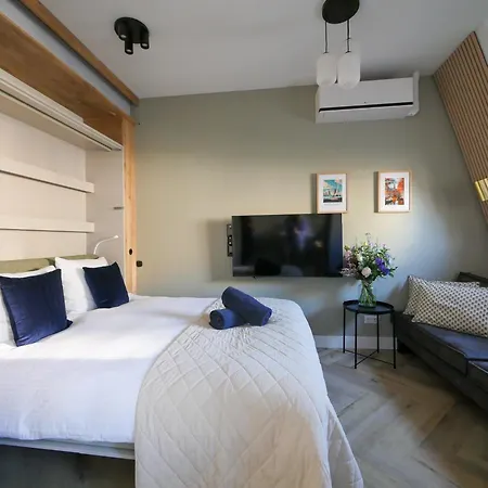 Hosted By Wendy Willem 3 La Haye