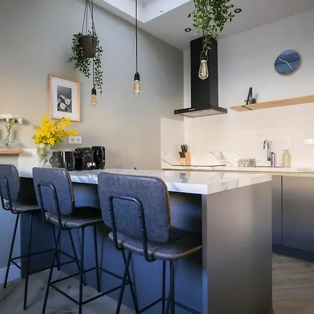 Hosted By Wendy Willem 3 * La Haye